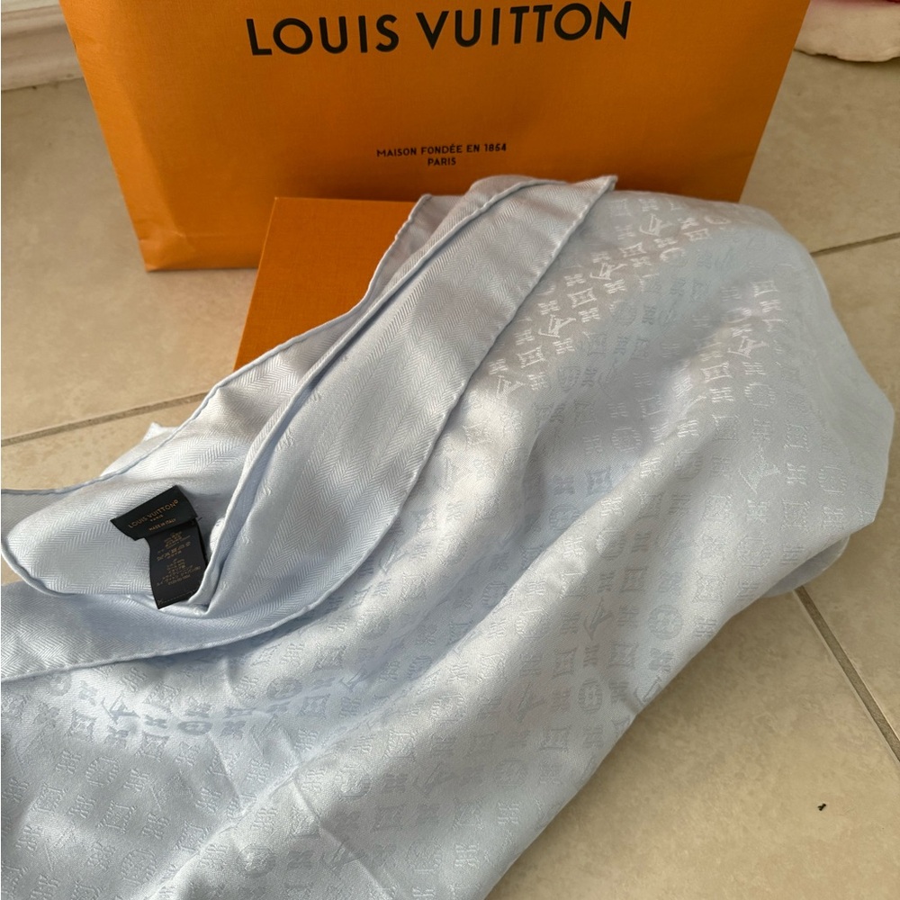 Louis Vuitton Evermore Shawl